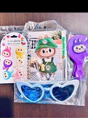 Fashion Kids Fun Brand New in the Package With Fashion Jewelry Handle Mirror Set